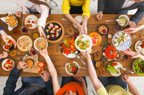 Wspólny-posiłek-w-pracy