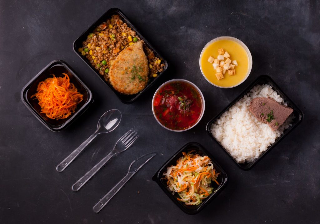 Dzienne zapotrzebowanie energetyczne pracowników biurowych jest niższe, dlatego w naszej ofercie SmartLunch znajdują się lekkie i niskokaloryczne posiłki, które wspierają koncentrację i zapewniają uczucie sytości na dłużej.